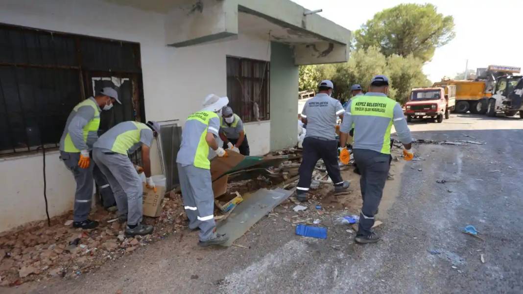 Kepez’de Çöp Ev Operasyonu! Kamyonla Çöp Çıkardılar 3